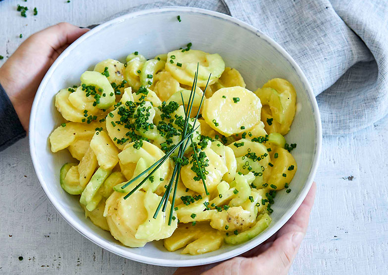 Kartoffelsalat macht sowohl zum Schnitzel als auch zum Schinkli eine gute Figur.