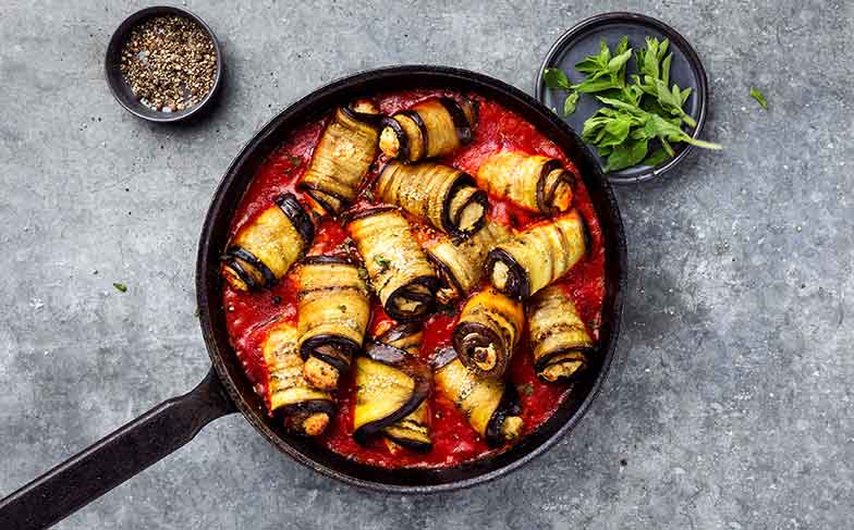 <b>Vegane Auberginen-Involtini:</b> Dieses herrliche Gericht duftet nach Tomaten, Auberginen, Kräutern – und Italianità!