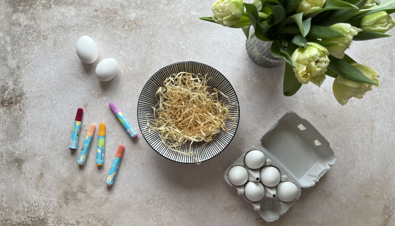 Décorer des œufs de Pâques avec des feutres