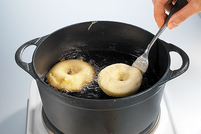 préparer des aliments dans une poêle à frire et des casseroles sur