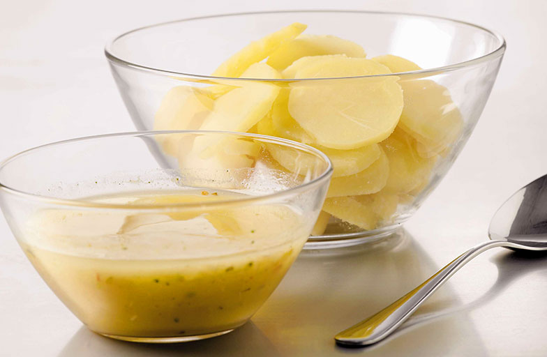 Simple ou copieusement garnie: la salade de pommes de terre doit macérer au moins une demi-heure dans suffisamment de sauce.