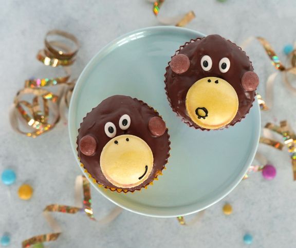 Die lustigen Affen-Muffins haben wir mit Hilfe von Ufo-Esspapier, Smarties, Zuckeraugen und schwarzer Zuckerschrift dekoriert.
