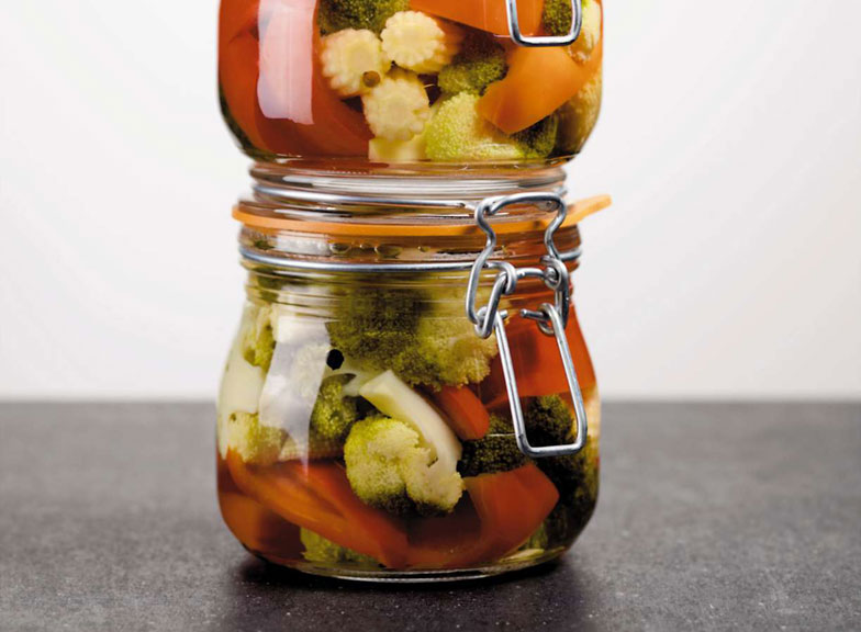 Les mixed pickles s’accordent à merveille avec la salade de cervelas dont ils soulignent le goût acidulé.