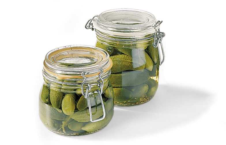 Verts, croquants et délicieusement aromatisés, ils comptent parmi les condiments les plus populaires: <b>cornichons</b> (devant) et <b>concombres au vinaigre</b>.
