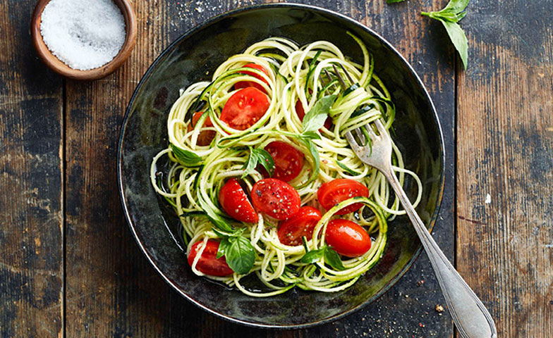 Auch Spaghetti gehen à la Rohkost. Geriebene Cashews mit Hefeflocken ersetzen den Parmesan.