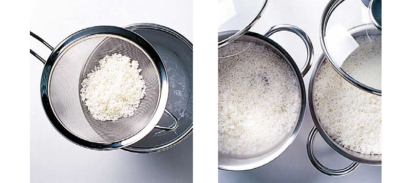 Reis im Sieb unter fliessendem, kaltem Wasser so lange spülen, bis dieses klar ist (Bild links). Wasser mit dem Reis aufkochen, zugedeckt auf ausgeschalteter Platte quellen lassen (Bild rechts).