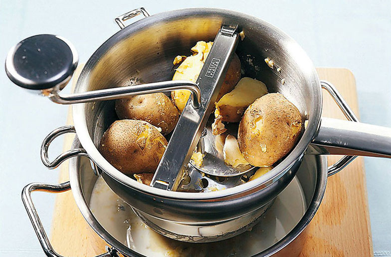 Bien égoutter les pommes de terre et les passer au passe-vite directement dans la casserole.