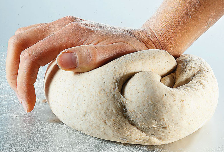 Une pâte à pain vigoureusement pétrie présente de belles alvéoles régulières.