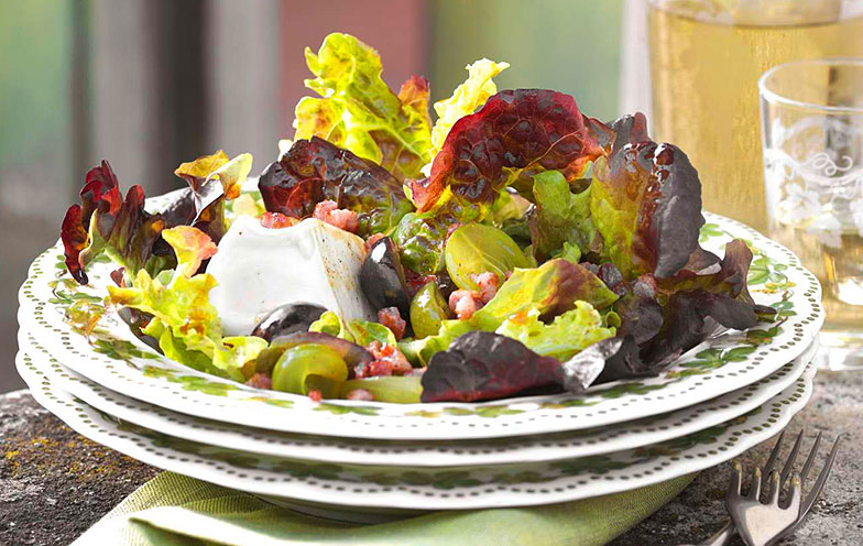 L’huile vierge de pépins de raisin est douce à amère et rehausse cette salade d’automne.