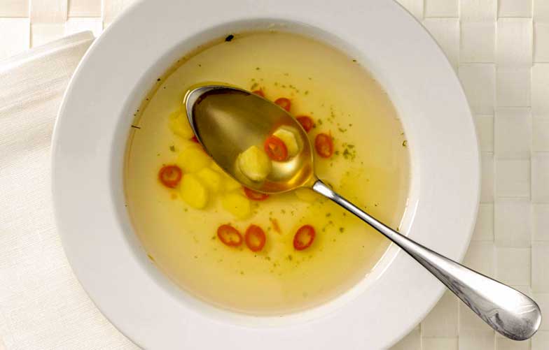 <b>Hühnersuppe mit Chili</b> ist besonders wirksam bei Erkältungen.