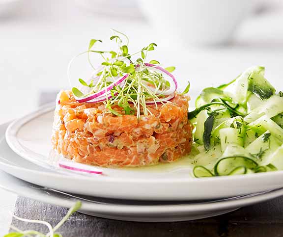 Tartare de saumon avec une salade de concombre