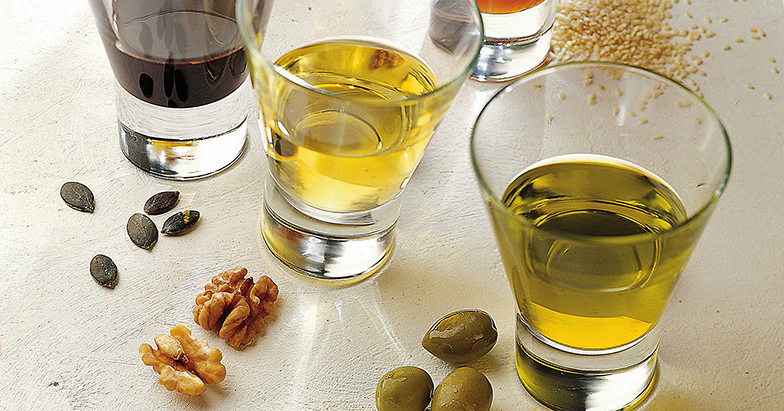 Baumnussöl dient vor allem zum Aromatisieren und Abschmecken von Salaten und Saucen.
