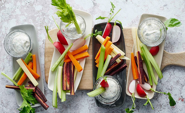 Bunte Gemüsesticks mit frischem Kräuterquark sind praktisch für unterwegs.