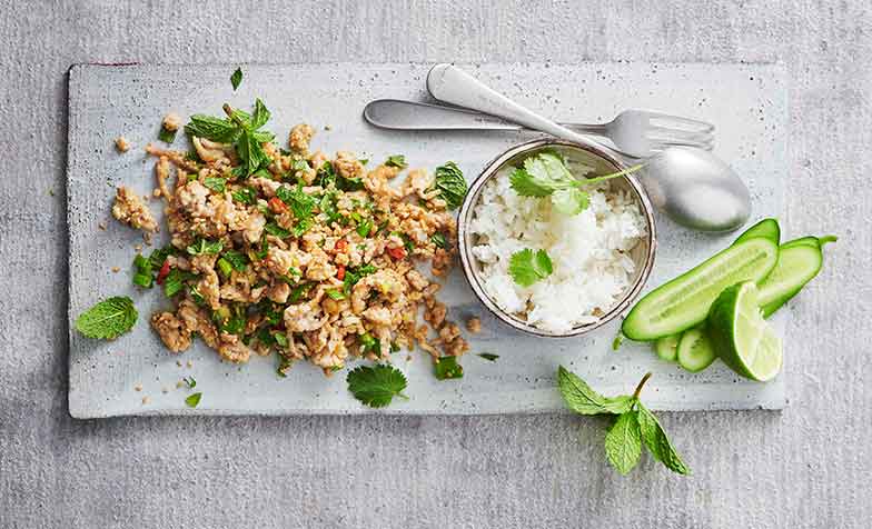 <b>Laab gai (salade thaï de poulet haché):</b> Vous trouverez cette recette dans le livre «Mes plats de viande».