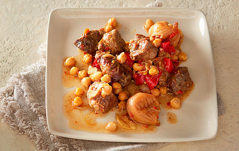 Tajine d’agneau: au Maroc, la cuisson lente et en douceur est une méthode traditionnelle.