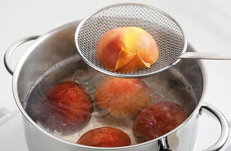 So lassen sich Pfirsiche leicht schälen: Kurz in kochendes Wasser tauchen und Haut mit einem Messer abziehen.
