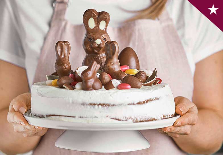 Diese <b>Ostertorte</b> ist mit gefüllten, kleinen Schokolade-Eiern und Schoggihasen verziert.