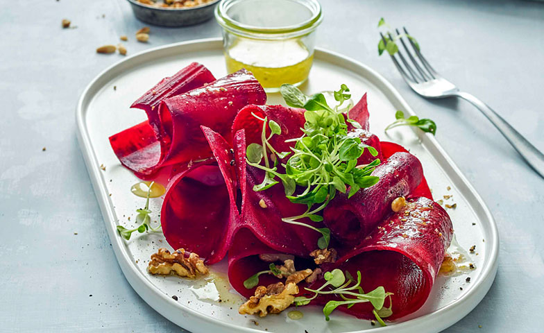 Ein Randencarpaccio mit Sprossen und Nüssen erfreut das Auge und den Körper.