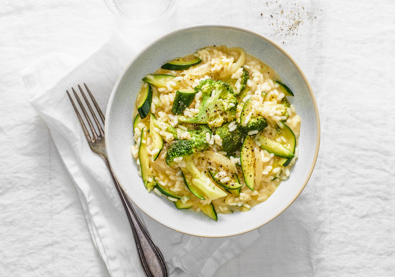 Sain et super bon: ce risotto crémeux au brocoli et courgettes va certainement devenir un de vos plats favoris.