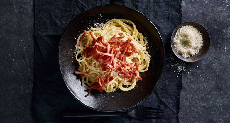Parmesan schmeckt nicht nur auf der Pasta, sondern kann auch vor dem Zusammenkleben der Teigwaren schützen.
