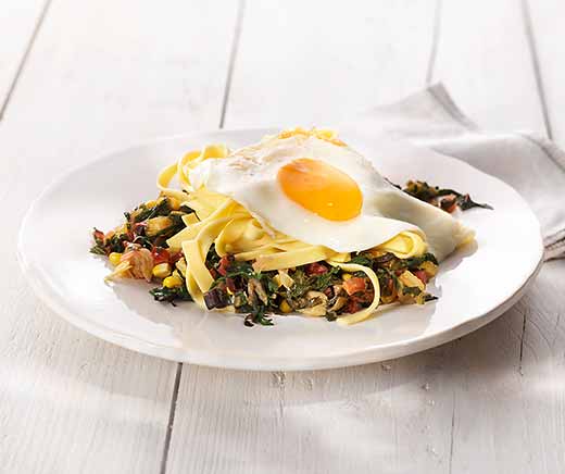 Tagliatelles et œuf au plat sur légumes