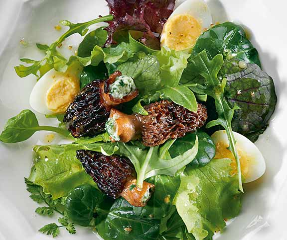 Morilles farcies sur salade printanière