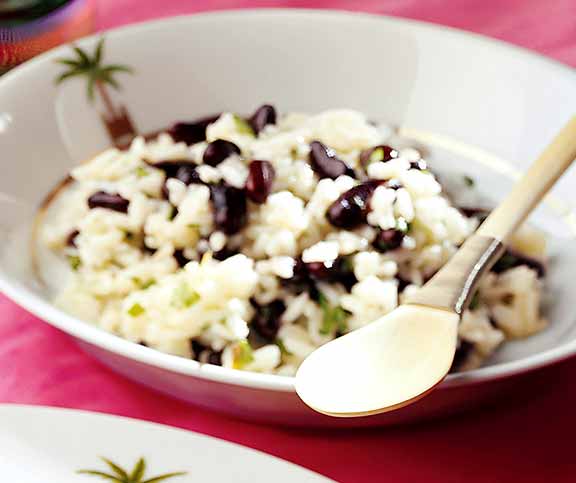 Reissalat mit schwarzen Bohnen